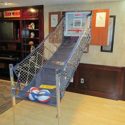 Wall mounted collapsible arcade hoops game