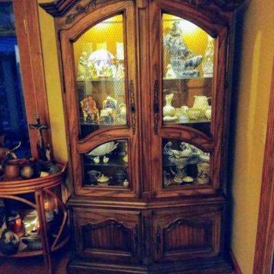 Hutch - for sale only ! Not items inside 