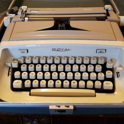Royal Safari Typewriter 1965