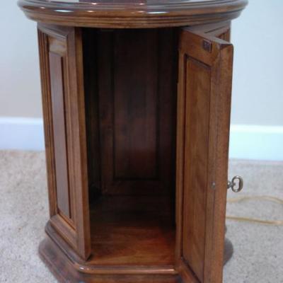 Ethan Allen round end table.  18