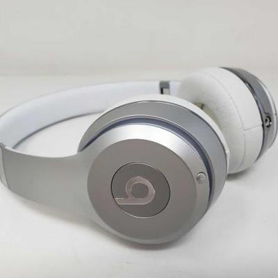 
#810: Beats Solo Silver Colored Wireless Headphones
Beats Solo Silver Colored Wireless Headphones 