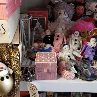 
#1047: Porcelain Clown Dolls, Clown Music Box, Doll Stands and More
Brinn's 