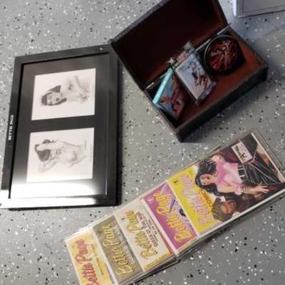 
#12756: Bettie Page Memorabilia, 2 Pictures Framed, 5 Comic Books, Coaster Set and More..
Bettie Page Memorabilia, 2 Pictures Framed, 5...