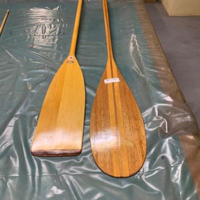 Lot with 2 canoe paddles, a saw horse and books  
