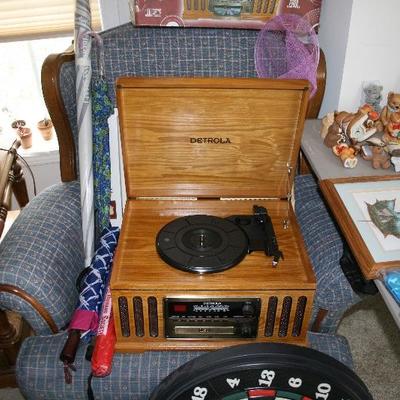 DETROLA KM837 Wooden Record Player, CD, AM/FM, Cassette 