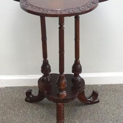 Mahogany Irish style side table with a top in a clover shape, very nicely carved all around and resting on 3 turned and carved legs. Good...