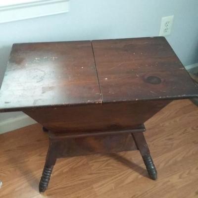 Vintage American Traditional Dough Box Table