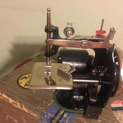 1930's Singer child's sewing machine 