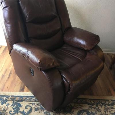set of 2 leather recliners 