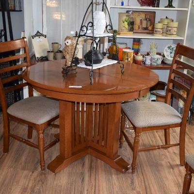 Round Table, Chairs, Decor