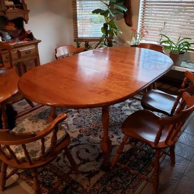Maple dining table w/ leaves & 6 chairs