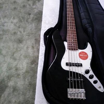 Fender Squire 5 string bass