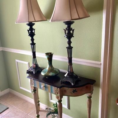 Painted accent table, two matching lamps, turquoise/gold vase.