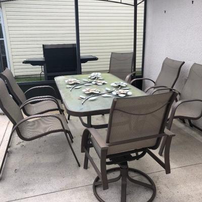 Glass-top outdoor table w/6 chairs 