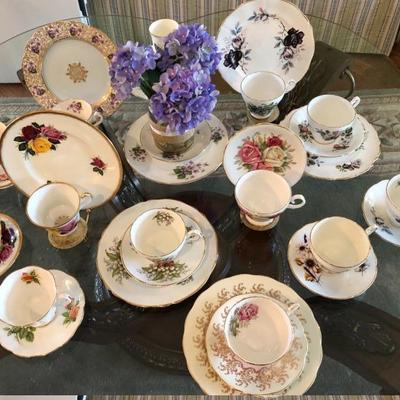 Beautiful English tea cups & saucers. 
