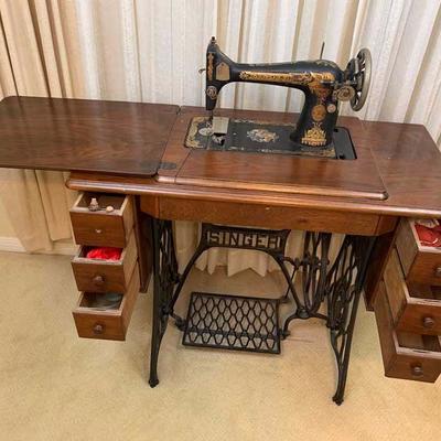 1900s Singer Sewing Machine + Cabinet
