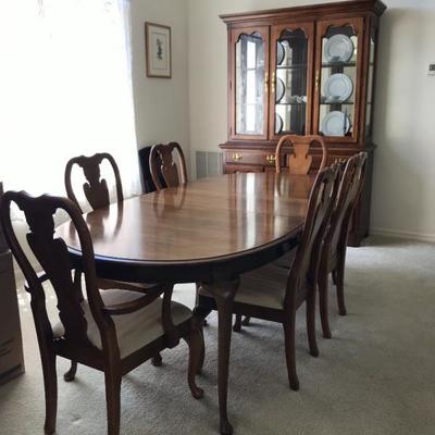 Thomasville dining Room Set 
Table 84 l x44 w with 2 - 16” leafs 