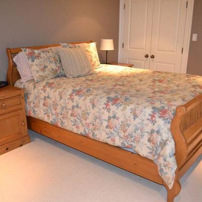 Queen pine sleigh bed