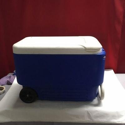 Rolling Pull Behind Ice Chest  Cooler