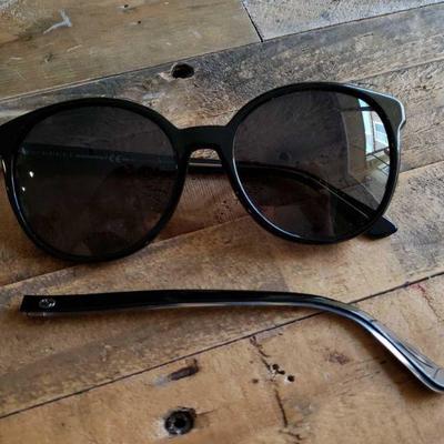 #182: Gucci Sunglasses with Broken Ear Piece
Gucci Sunglasses with Broken Ear Piece