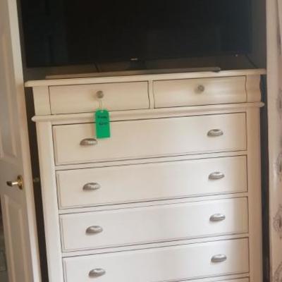 Tall dresser with hidden jewelry drawer.
Goes a with the Queen bed  frame