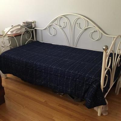 Trundle daybed