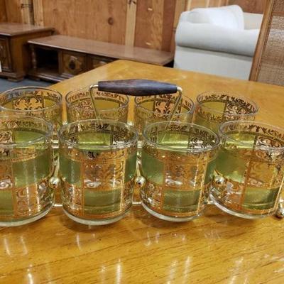 #1101: Vintage On The Rocks Glasses. Set of 8 with rack
Beautiful vintage set of on the rocks glasses complete with lime green and gold...