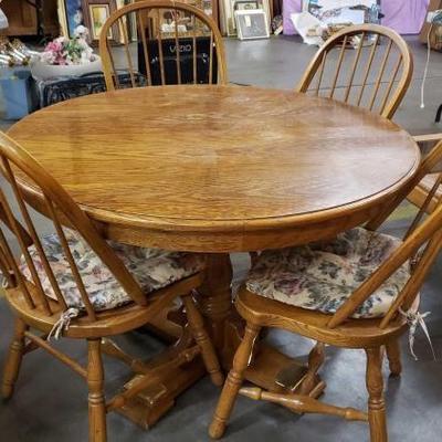 #1527: 4 Thomasville Chairs and Dining Table
4 Thomasville Chairs and Dining Table 45