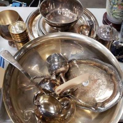 #1115: Large lot of Approximately 30 pieces of silver plated pieces
Serving trays, water pitcher, Tea pitcher, wine glasses, soup spoon,...