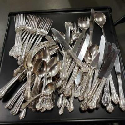 #1114: Misc Flatware
Nice, salad forks, long forks common spoons, great fruit spoons, soup size in serving spoons
