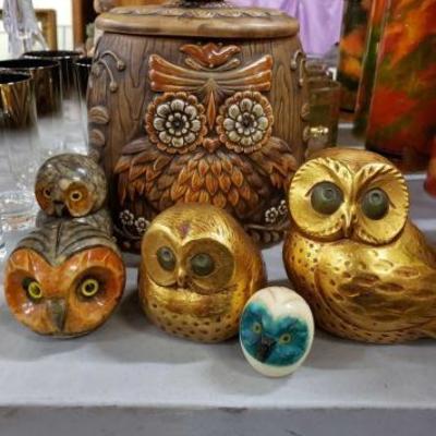 #1103: Vintage Owl Lot ... Ceramic and Handcarved 6 Pieces
1 Ceramic Owl Cookie Jar, 3 Hand Carved Owls out of Alabaster and 2 Beautiful...