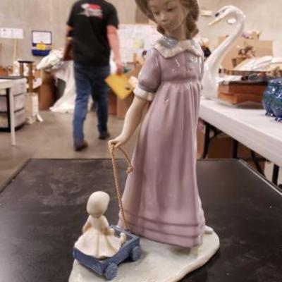#1111: Beautiful RETIRED LLADRO porcelain figurine in mint condition
Beautiful RETIRED LLADRO porcelain figurine in mint condition and...