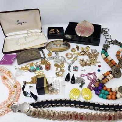 #222: Assorted Costume Jewelry
Includes necklaces, earrings, pins, buckles, belts and more 