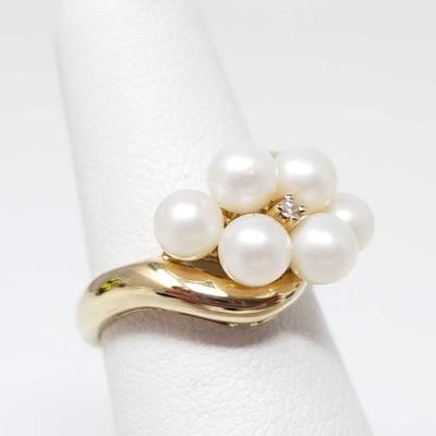 #42: 10k Gold Ring with Pearls and a Diamond, 3.5g
Weighs approx 3.5g, Size 5