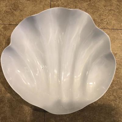 Shell-shaped serving bowl