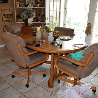 Dining Table W/Chairs on Rollers, Home Decor
