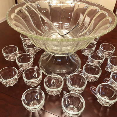 Vintage Heisey Glass Punch Bowl w/23 cups