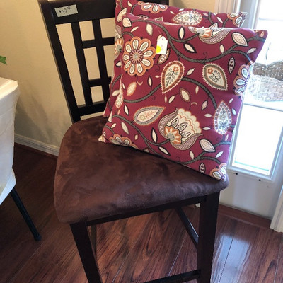 Single bar stool, decorative pillows