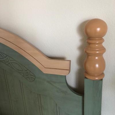 Detail - Sage & Light Wood Queen Bedroom Set 