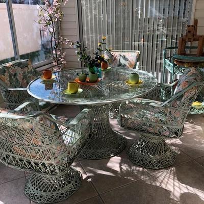 Round green spun fiberglass patio table w/4 chairs, glass top 