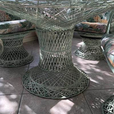 Round green spun fiberglass patio table w/4 chairs, glass top 
