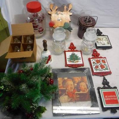 Mixed Christmas lot, includes trivets and more
