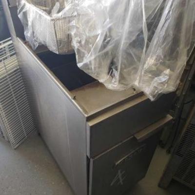 #622: Imperial Deep Fryer Model IFS-40 with 2 New Baskets
Measures approximately 41.5