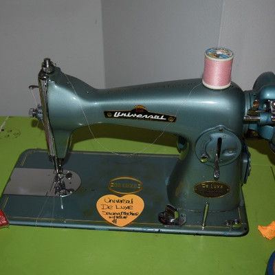 Vintage Universal Deluxe Sewing Machine