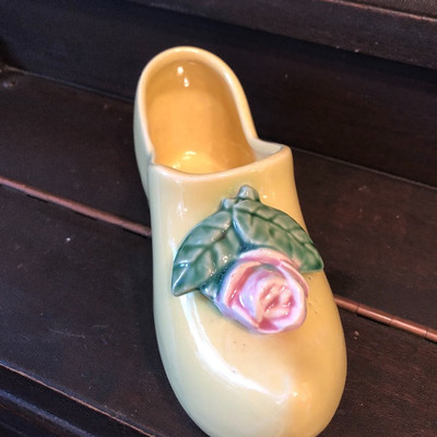 McCoy planter â€œYellow shoeâ€ $3