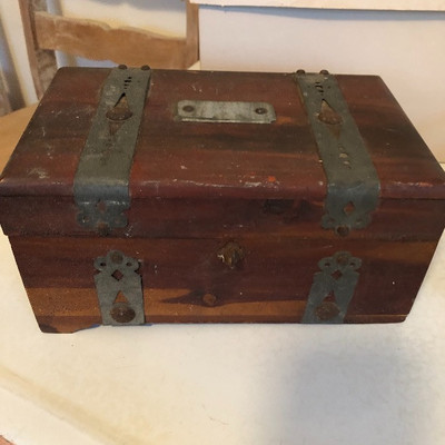 Old wood jewelry box $2.50