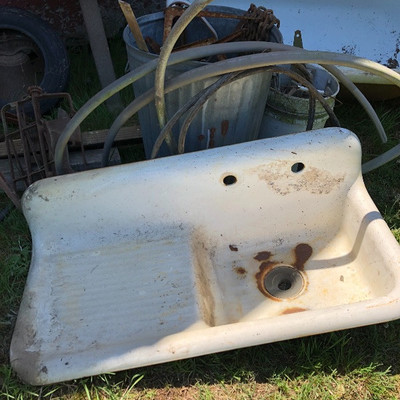 Antique kitchen sink $30
42”L x 20”W