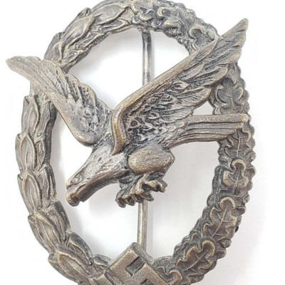 2071: 	
German World War II Luftwaffe Aerial Gunner Badge
The front shows a diving eagle. It is surrounded by an oval oak leaf wreath....
