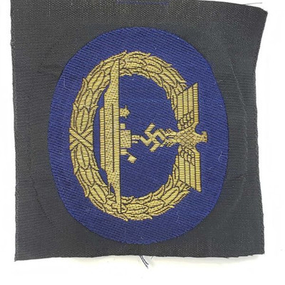 2012: 	
German World War II Naval Kriegsmarine U-Boat Submarine Badge
Measures 3â€ wide by 2 7/8â€ tall. Flat gold bullion wire...