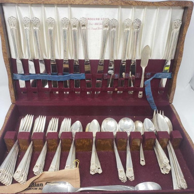829: 	
68-Piece Roger Bros Silverplated Flatware Set
Box measures approx 19